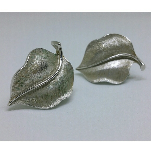 Vintage Trifari silvertone leaf clip on earrings - Picture 4 of 8